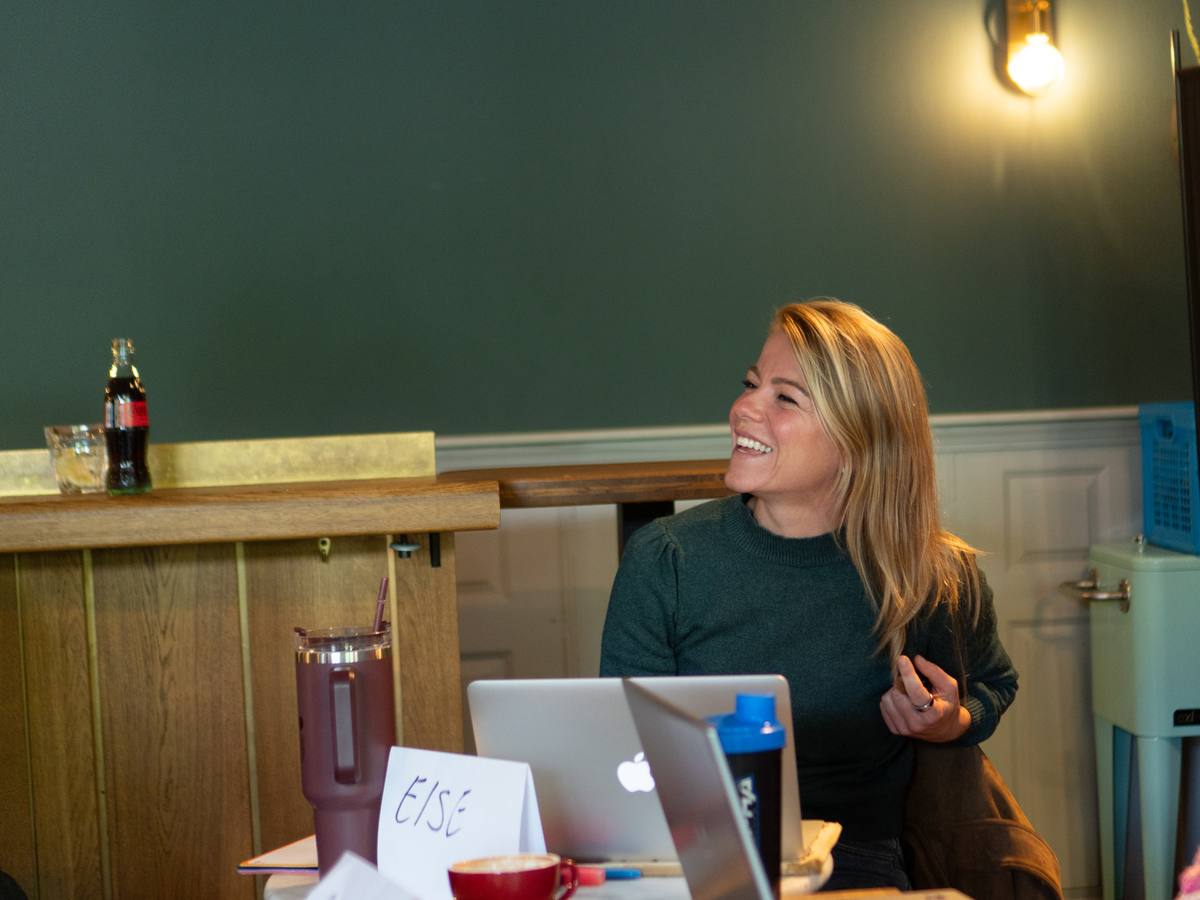 Deelnemer lacht tijdens een mastermind-sessie